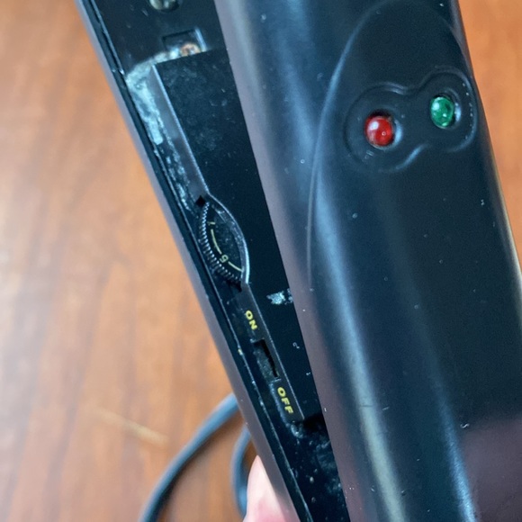 Andis ceramic flat iron hair straightener - Picture 6 of 7